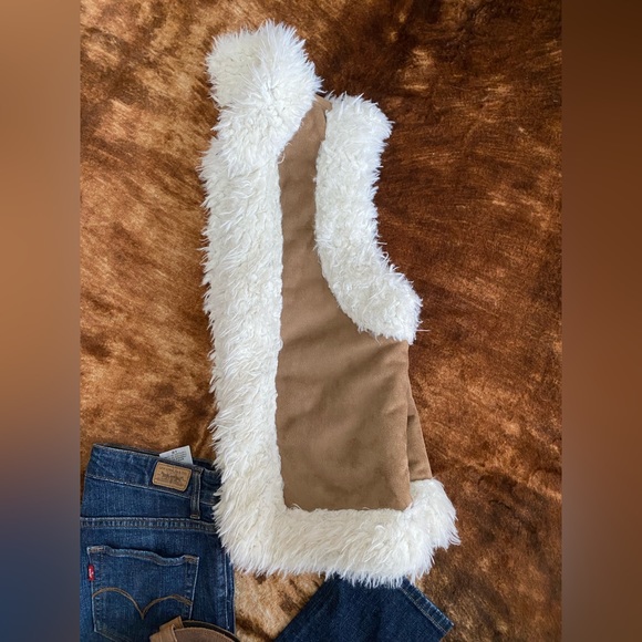 Old Navy Faux Suede Sherpa Vest - Picture 4 of 12